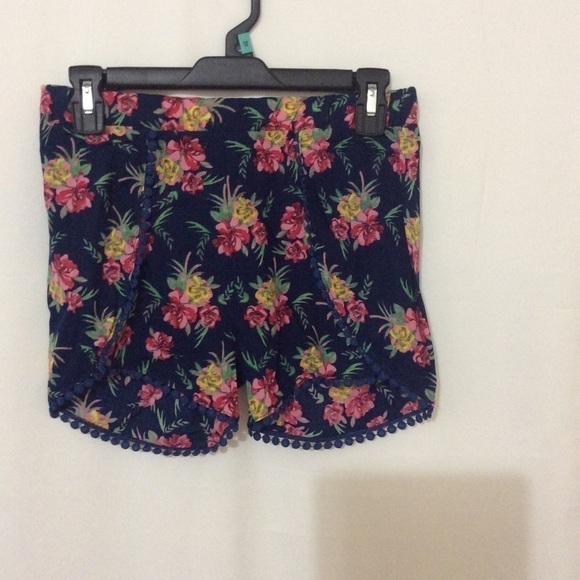 3/$35❤️Blue flower print summer shorts - Picture 2 of 5